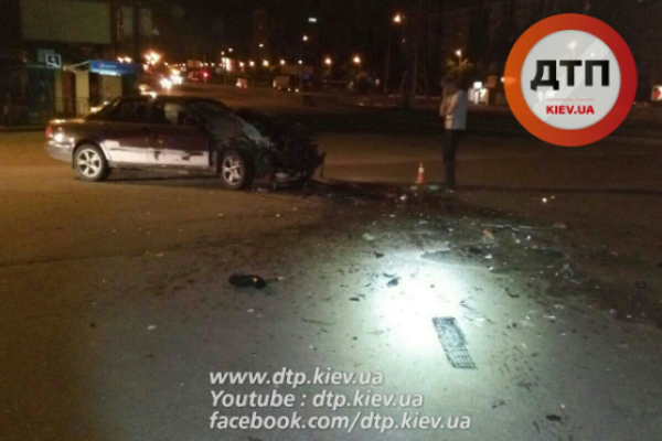 В Киеве пьяный водитель Ауди влетел в мусоровоз