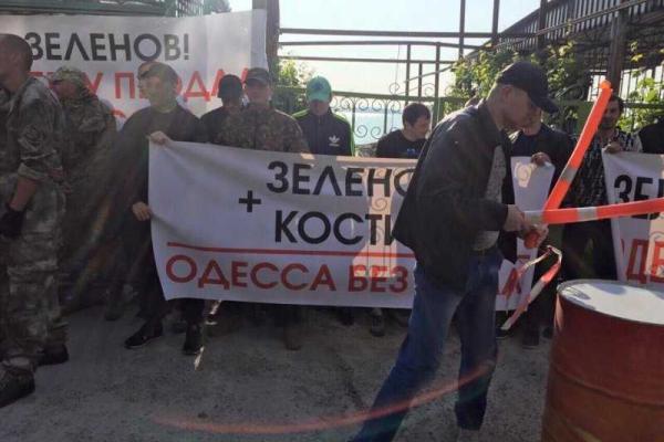 На Одесчине активисты в камуфляже пикетируют дом судьи: в ход пошли яйца и шины На Одесчине активисты в камуфляже пикетируют дом судьи: в ход пошли яйца и шины