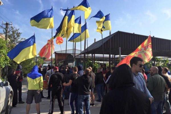 На Одесчине активисты в камуфляже пикетируют дом судьи: в ход пошли яйца и шины На Одесчине активисты в камуфляже пикетируют дом судьи: в ход пошли яйца и шины