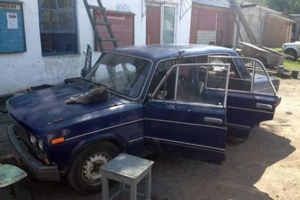 В прифронтовой Красногоровке прогремел взрыв: поврежден автомобиль и здание магазина В прифронтовой Красногоровке прогремел взрыв: поврежден автомобиль и здание магазина