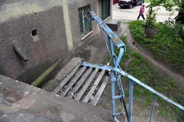 В Мариуполе двух пенсионерок чуть не убило куском стены