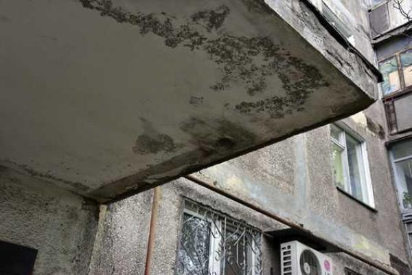 В Мариуполе двух пенсионерок чуть не убило куском стены