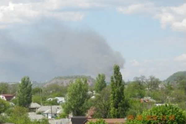 Над Донецком поднялся столб дыма: горит мебельный цех Над Донецком поднялся столб дыма: горит мебельный цех