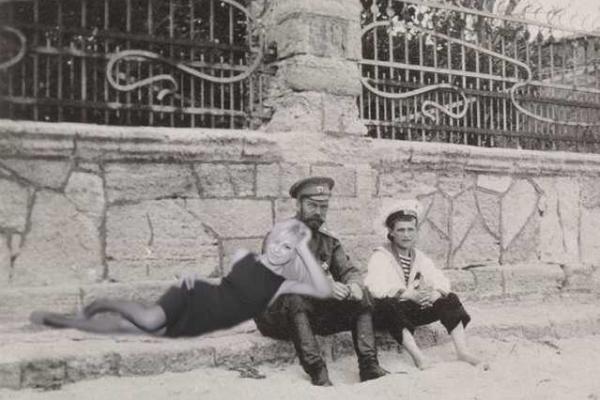 Поклонская с иконой российского императора Николая II стала героиней фотожаб Поклонская с иконой российского императора Николая II стала героиней фотожаб