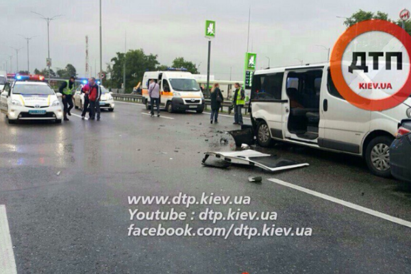 Смертельное ДТП на Бориспольской трассе: Пежо врезался в аварийные автомобили и сбил водителя Смертельное ДТП на Бориспольской трассе: Пежо врезался в аварийные автомобили и сбил водителя