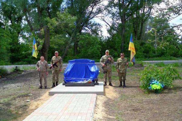 В Рубежном установили Стелу памяти первого трагического боя на Луганщине В Рубежном установили Стелу памяти первого трагического боя на Луганщине