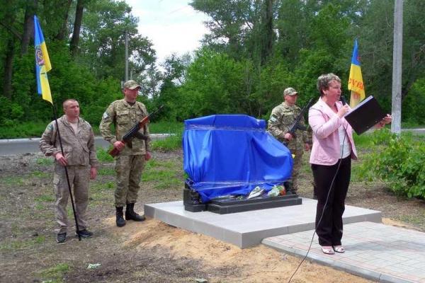 В Рубежном установили Стелу памяти первого трагического боя на Луганщине В Рубежном установили Стелу памяти первого трагического боя на Луганщине