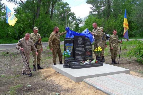 В Рубежном установили Стелу памяти первого трагического боя на Луганщине В Рубежном установили Стелу памяти первого трагического боя на Луганщине