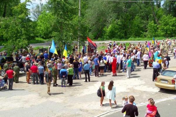 В Рубежном установили Стелу памяти первого трагического боя на Луганщине В Рубежном установили Стелу памяти первого трагического боя на Луганщине