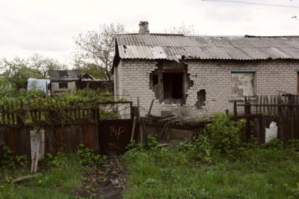 Шахтерский поселок под Горловкой превращается в руины: фоторепортаж