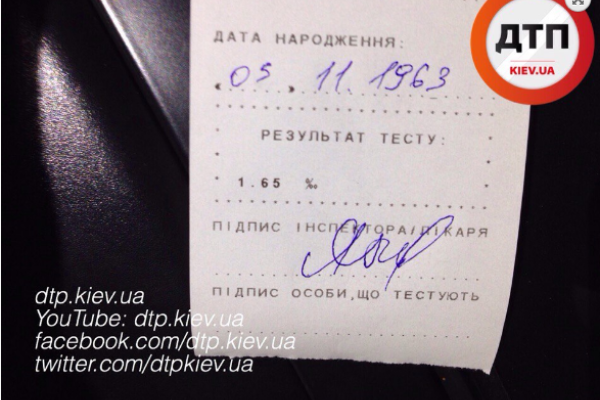 В Киеве пьяный на "Славуте" "вписался" в отбойник В Киеве пьяный на "Славуте" "вписался" в отбойник