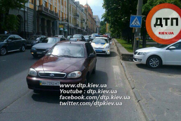 ДТП в Киеве: Ланос наехал на двух пешеходов ДТП в Киеве: Ланос наехал на двух пешеходов