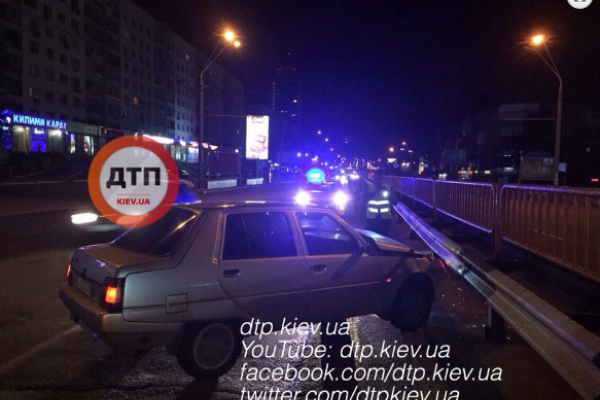 В Киеве пьяный на "Славуте" "вписался" в отбойник В Киеве пьяный на "Славуте" "вписался" в отбойник