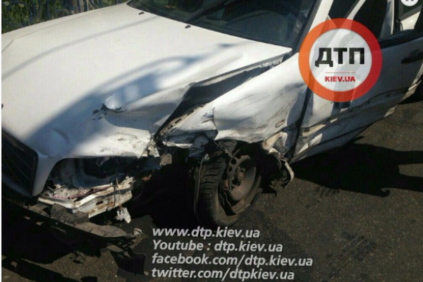 Тройное ДТП в Киеве: Шкода вылетела на встречку и врезалась в 2 машины Тройное ДТП в Киеве: Шкода вылетела на встречку и врезалась в 2 машины