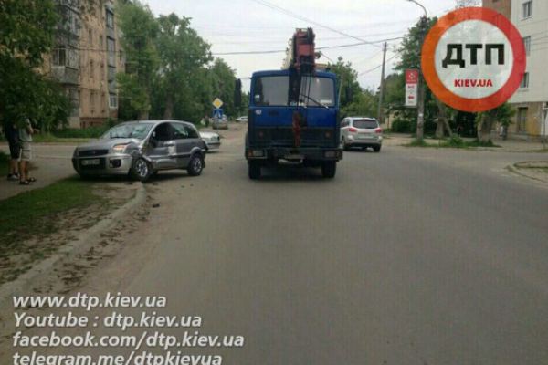 ДТП под Киевом: Форд не пропустил автокран на перекрестке, водитель в реанимации
