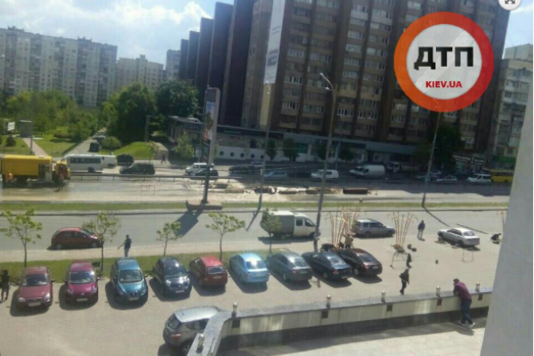 В Киеве большой потоп: на Голосеевском провалился асфальт и прорвало трубу В Киеве большой потоп: на Голосеевском провалился асфальт и прорвало трубу