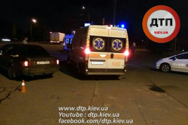 В Киеве пьяный водитель Ауди влетел в мусоровоз