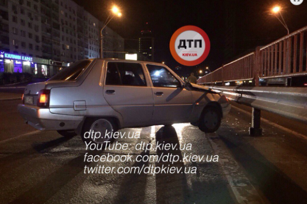 В Киеве пьяный на "Славуте" "вписался" в отбойник В Киеве пьяный на "Славуте" "вписался" в отбойник