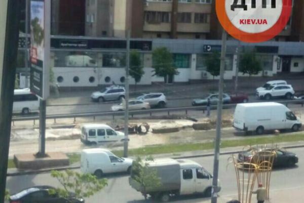 В Киеве большой потоп: на Голосеевском провалился асфальт и прорвало трубу В Киеве большой потоп: на Голосеевском провалился асфальт и прорвало трубу