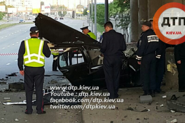 В жутком ДТП в Киеве погибли 2 человека, Фольксваген разорвало на части