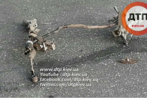 В жутком ДТП в Киеве погибли 2 человека, Фольксваген разорвало на части