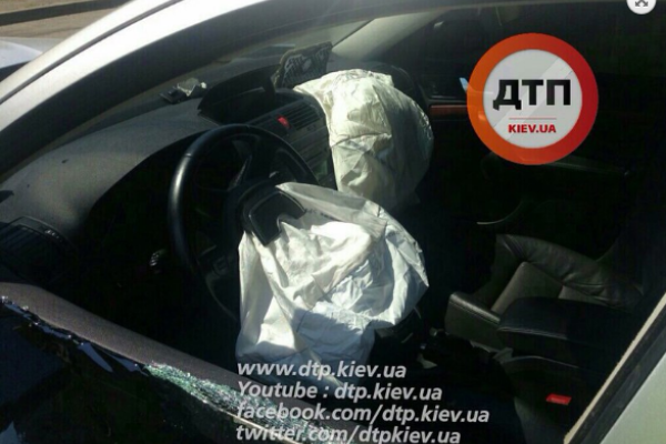 Тройное ДТП в Киеве: Шкода вылетела на встречку и врезалась в 2 машины Тройное ДТП в Киеве: Шкода вылетела на встречку и врезалась в 2 машины