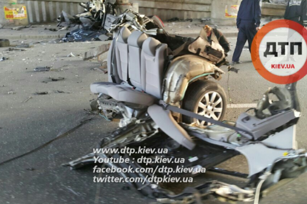 В жутком ДТП в Киеве погибли 2 человека, Фольксваген разорвало на части