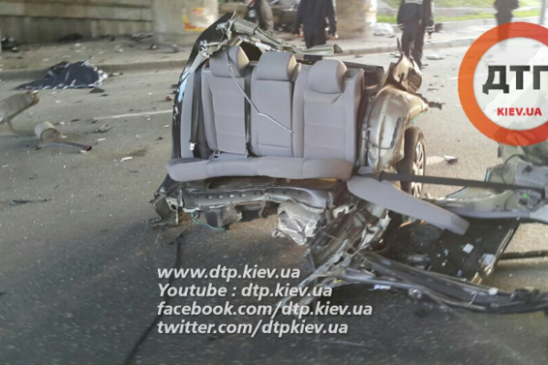 В жутком ДТП в Киеве погибли 2 человека, Фольксваген разорвало на части