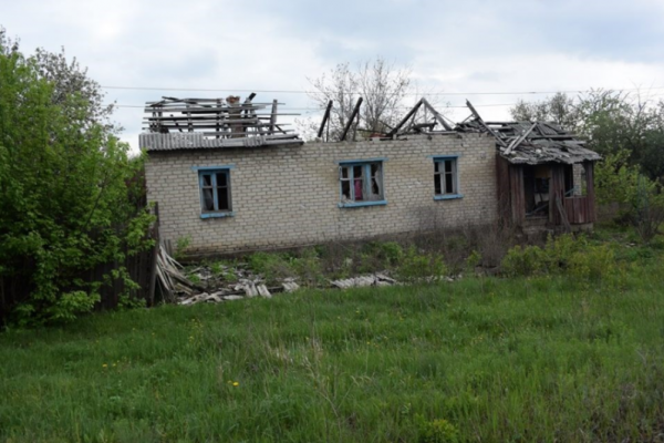 Шахтерский поселок под Горловкой превращается в руины: фоторепортаж