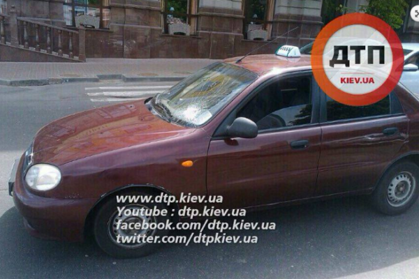 ДТП в Киеве: Ланос наехал на двух пешеходов ДТП в Киеве: Ланос наехал на двух пешеходов