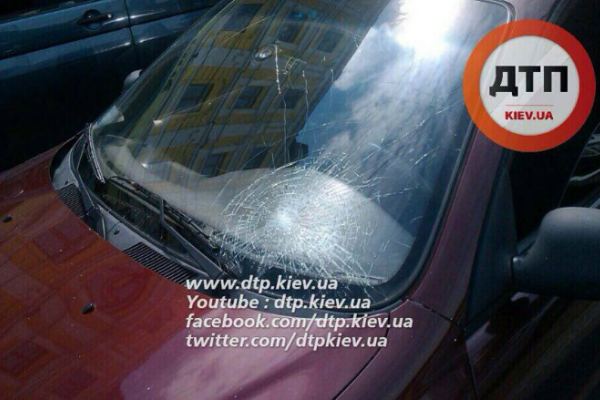 ДТП в Киеве: Ланос наехал на двух пешеходов ДТП в Киеве: Ланос наехал на двух пешеходов