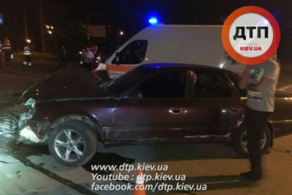 В Киеве пьяный водитель Ауди влетел в мусоровоз