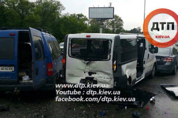 Смертельное ДТП на Бориспольской трассе: Пежо врезался в аварийные автомобили и сбил водителя Смертельное ДТП на Бориспольской трассе: Пежо врезался в аварийные автомобили и сбил водителя