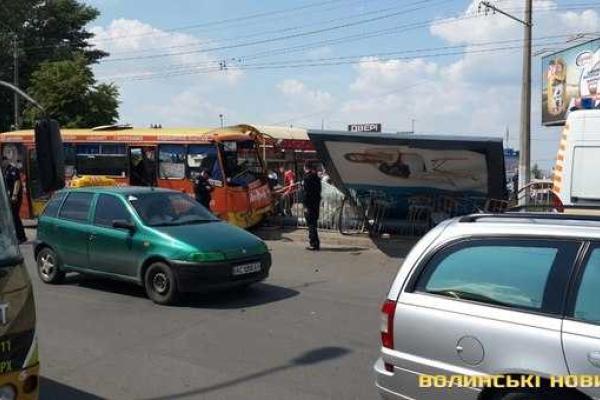 В Луцке рекламный щит упал на маршрутку с людьми