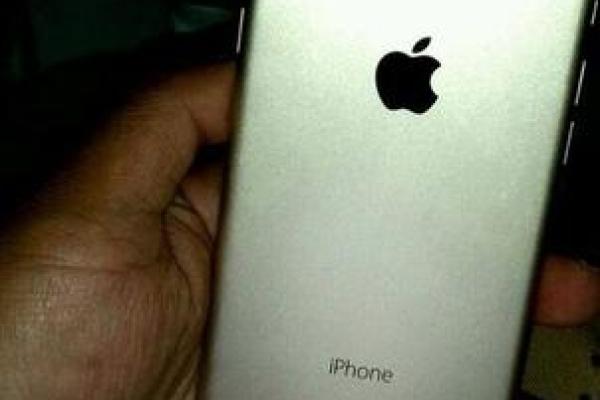 В Интернете появились первые шпионские снимки собранного iPhone 7 В Интернете появились первые шпионские снимки собранного iPhone 7