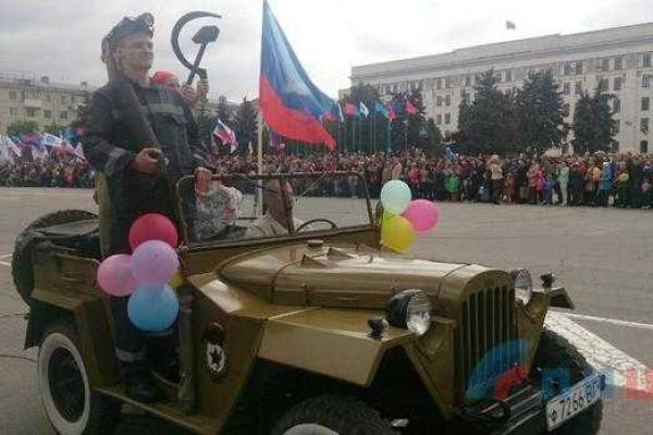 Назад в прошлое: в Луганске прошел митинг под серпом и молотом Назад в прошлое: в Луганске прошел митинг под серпом и молотом