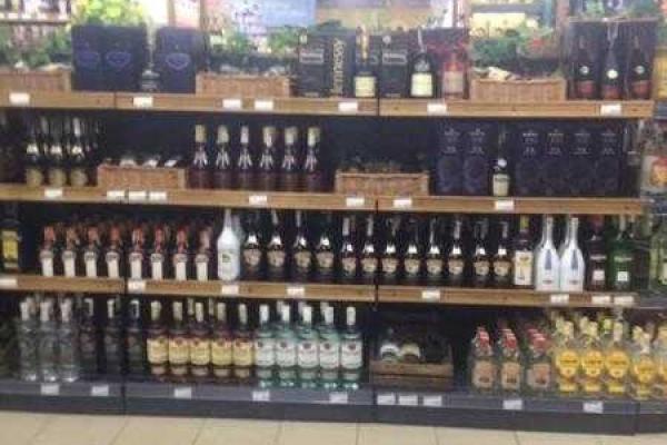 В подконтрольном боевикам Луганске работает европейский супермаркет В подконтрольном боевикам Луганске работает европейский супермаркет