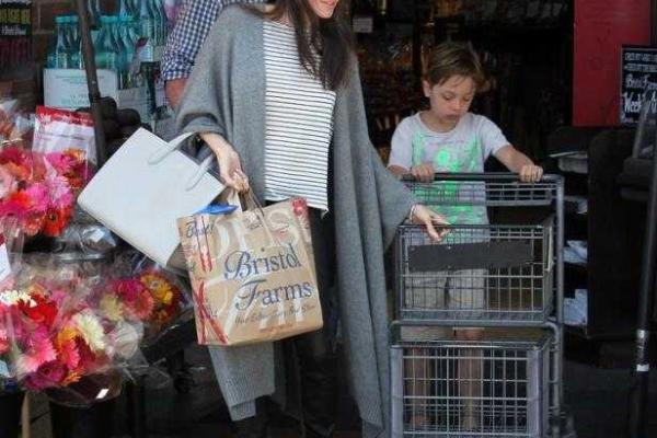 Анджелина Джоли надевает в жару шерстяные балахоны, чтобы скрыть худобу