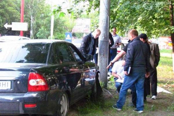 "Расстрелять на месте за такое надо!" - в Мариуполе водитель сбил на тротуаре женщин с колясками