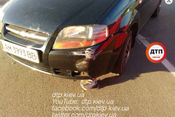 Под Киевом пьяный водитель ВАЗа протаранил авто и протащил его 20 метров