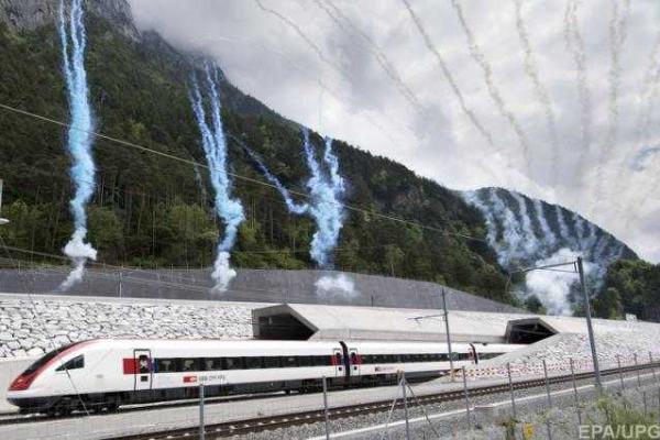 В Швейцарии открыли самый глубокий и длинный тоннель в мире В Швейцарии открыли самый глубокий и длинный тоннель в мире