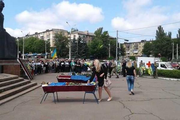 В Мариуполе прощаются с погибшими бойцами ВСУ