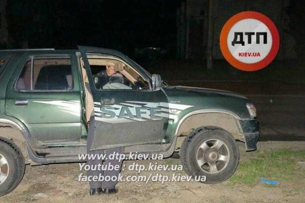 В Киеве в припаркованном внедорожнике обнаружен труп мужчины В Киеве в припаркованном внедорожнике обнаружен труп мужчины