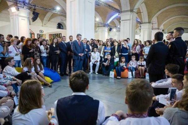 Порошенко: Мы строим новую страну. Молодежь - ее будущее