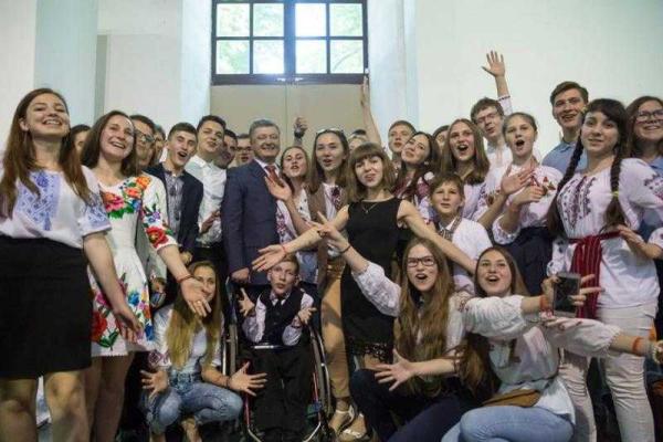 Порошенко: Мы строим новую страну. Молодежь - ее будущее
