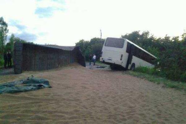 В Лисичанске оторвавшийся полуприцеп Камаза врезался в автобус НПЗ, есть пострадавшие