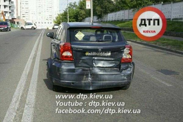 В Киеве пожилой водитель Subaru Forester влетел в машину с детьми В Киеве пожилой водитель Subaru Forester влетел в машину с детьми