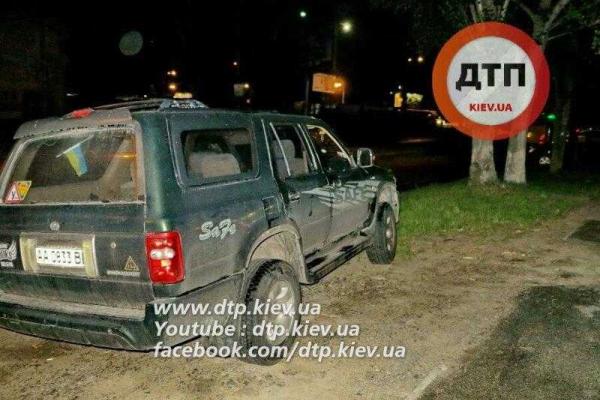 В Киеве в припаркованном внедорожнике обнаружен труп мужчины В Киеве в припаркованном внедорожнике обнаружен труп мужчины