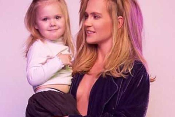 Певица Глюкоза показала поклонникам грудь