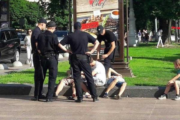 Подростки перебрали с алкоголем и "отдыхают" на травке в центре Львова Подростки перебрали с алкоголем и "отдыхают" на травке в центре Львова